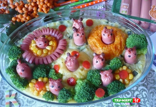 Запеканка из овощного пюре с сосисками