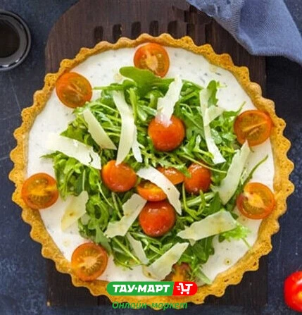 Тарт с сыром, черри и рукколой