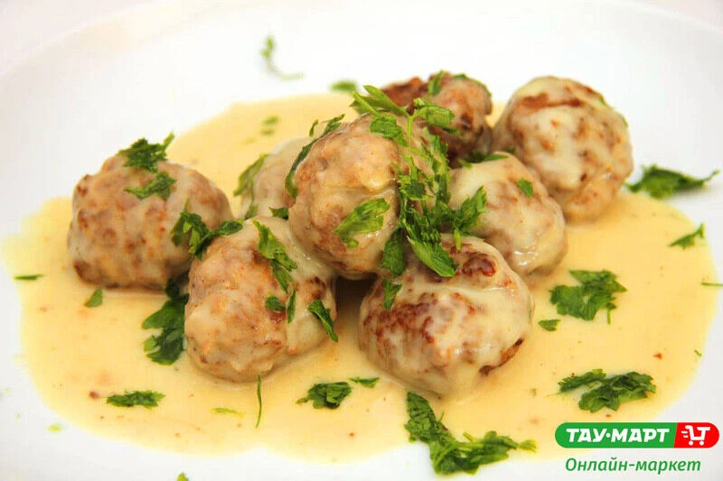 Мясные тефтели с рисом под молочным соусом