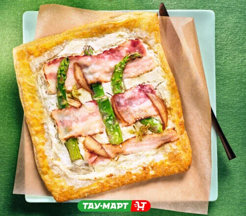 Пирог со спаржей, голубым сыром и беконом