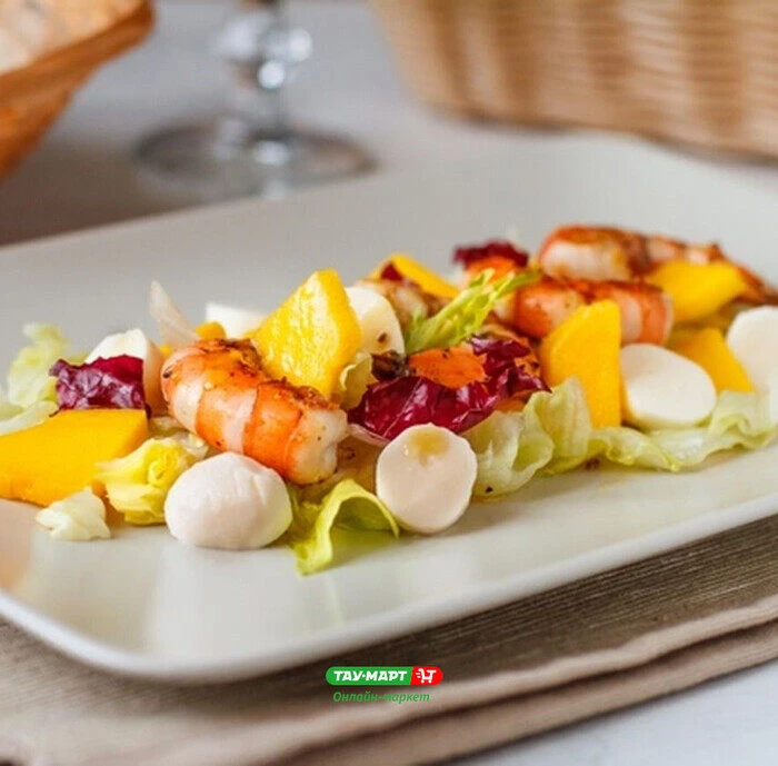 Салат с моцареллой, креветками и манго