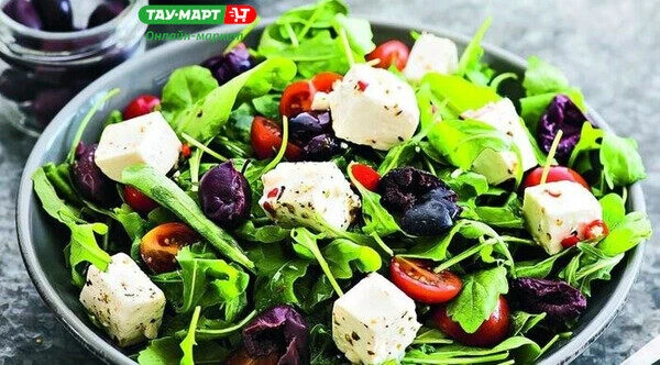 Салат с оливками и сыром