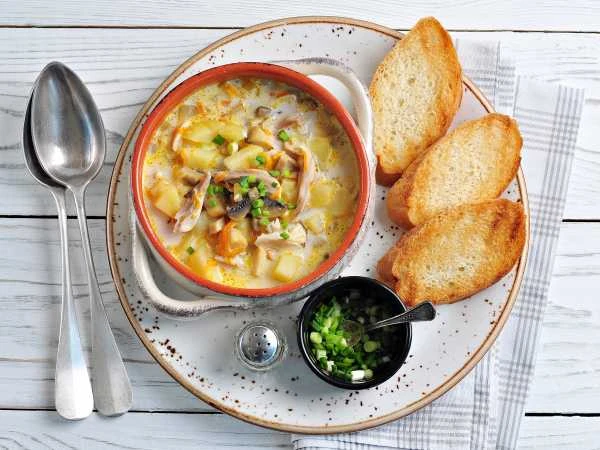 Суп с шампиньонами, курицей и плавленым сыром